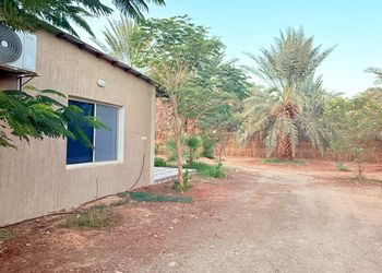 غرفة بسريرين مفردة داخل مزرعة 