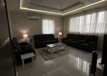 شقة بصالة وثلاث غرف نوم 