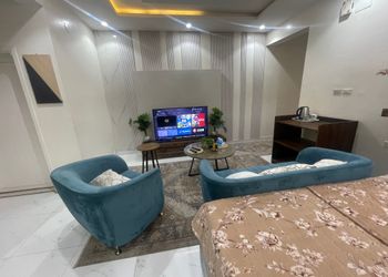 استديو بأثاث مريح وبسيط 