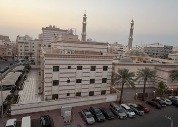 شقة بثلاثة غرف نوم و صالة