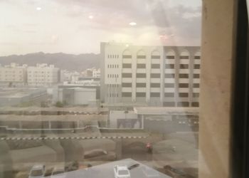 شقة بصالة جلوس وغرفتين نوم 