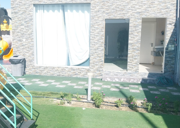 شاليه بمسطح اخضر والعاب اطفال