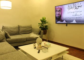 شقة بغرفتين نوم وجلسة خارجية 