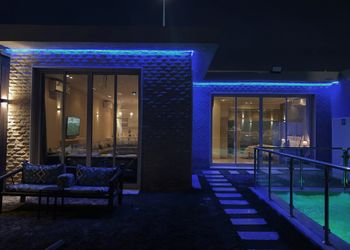 شاليه بمسبح و مسطح اخضر 
