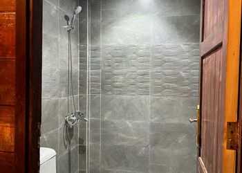 شاليه بجلسه مطله على مسطح اخضر
