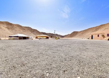 مخيم بجلسة خارجية ومسطح اخضر