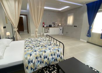استوديو بمطبخ وحمام وسطح خاص