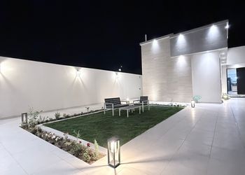 استراحة بمجلس وفناء خارجي 