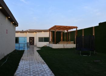 شاليه بمسطح اخضر وجلسة خارجية 