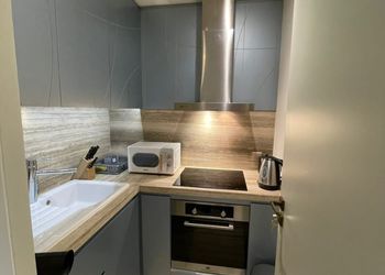 استديو باثاث راقي ببرج