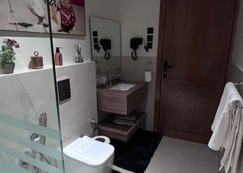 استديو بأثاث مريح وبسيط 