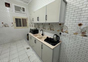 شقة بصالة جلوس وثلاث غرف نوم 