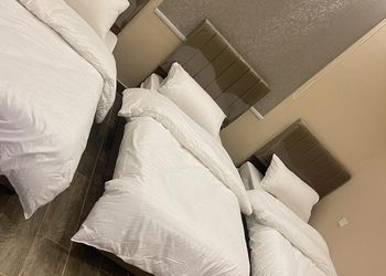 شاليه بمسبح خارجي وجلسة خارجية 
