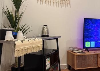 استديو بأثاث مريح وبسيط 