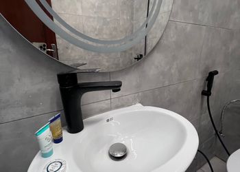 استديو بأثاث مريح وبسيط 