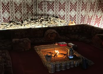 مخيم بجلسة خارجية و بيت شعر