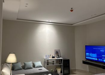 استديو بسرير مريح وتصميم هادئ 