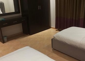 شقة بغرفة معيشة وغرفتين نوم 