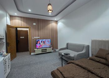 استديو بأثاث مريح وبسيط 