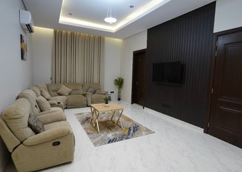 شقة بصالة مريحة وتصميم هادئ 