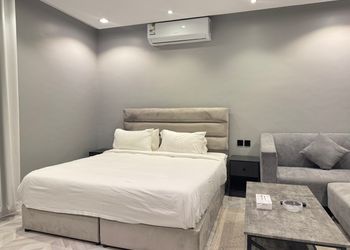 استديو بأثاث مريح وبسيط
