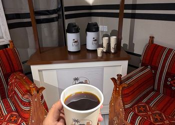 مخيم بمسطح اخضر
