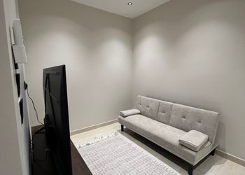 استديو بأثاث مريح وبسيط 