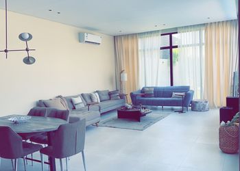 شاليه بمسطح اخضر و مسبح