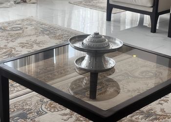شقة بصالة وغرفة نوم بأثاث هادئ