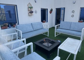 شاليه بجلسة خارجية وألعاب أطفال
