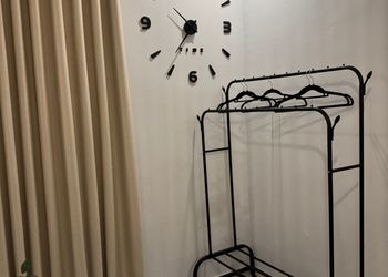استديو بسرير مريح وأثاث بسيط