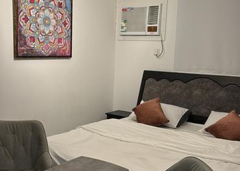 استديو بأثاث مريح وبسيط