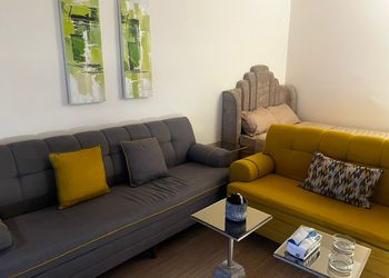استديو بأثاث مريح وبسيط 