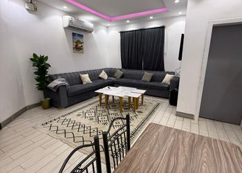 شاليه بمسطح اخضر وجلسة خارجية
