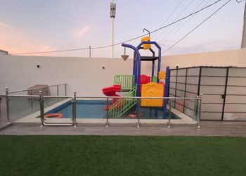 شاليه بألعاب مائية وجلسة
