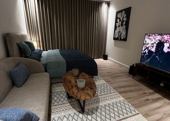 استديو بتصميم انيق ودخول ذاتي