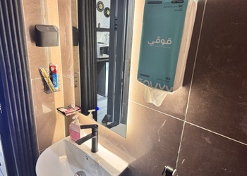 استديو بأثاث مريح وبسيط 