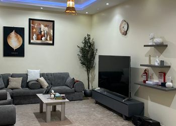 شاليه بجلسة خارجية ومسبح داخلي 