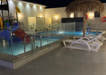 شاليه بمسبح والعاب مائيه