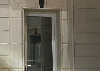 غرفة  بأثاث مريح وبسيط 