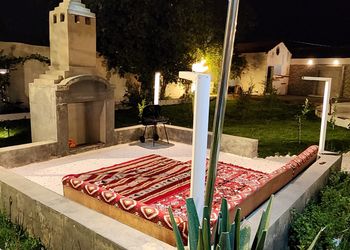 شاليه بمسطح اخضر وجلسة 