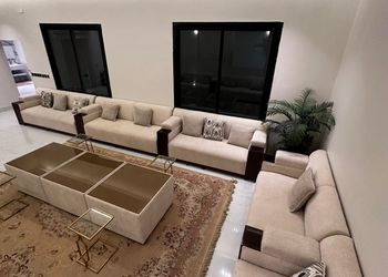 استراحة بمسطح اخضروجلسة خارجية 