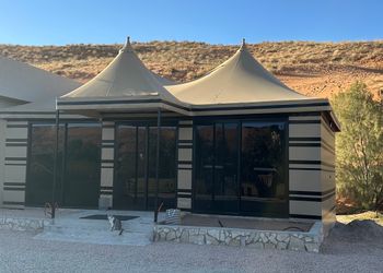 مزرعة بمسطح اخضر وجلسة