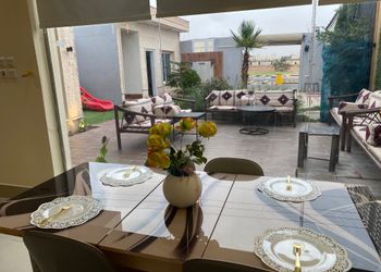 شاليه بمسطح اخضر ومسبح 