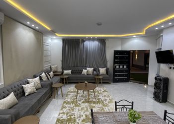شاليه بمسطح اخضر وجلسة خارجية 