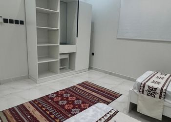 شقة بغرفتين نوم وصالة 