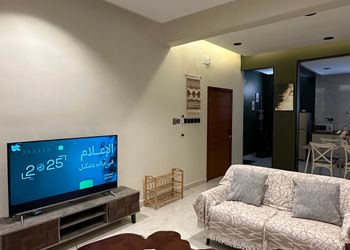 شقة بصالة انيقة وغرفتين نوم