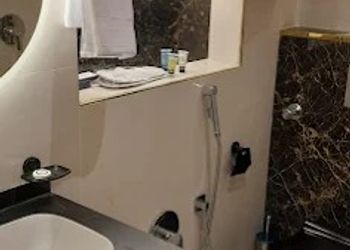 غرفة بسرير ماستر و اثاث مريح