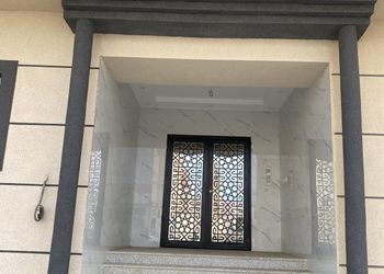 شقة بصالة جلوس وثلاث غرف نوم