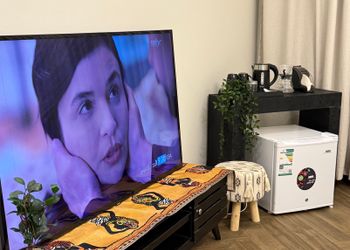 استديو بسرير مريح وأثاث بسيط